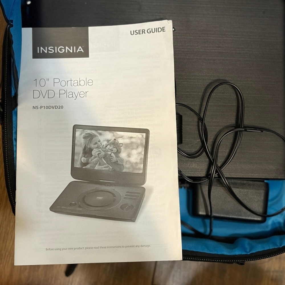 Insignia 10" Portable DVDPlayer NS-P10DVD20 TESTED WORKS &Carrying Case & Remote
